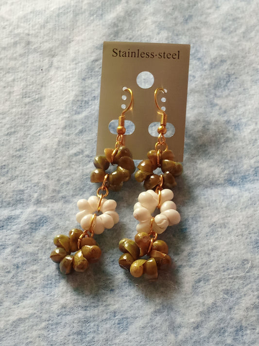 Mongo Shell Lei Earing (White n' Green)