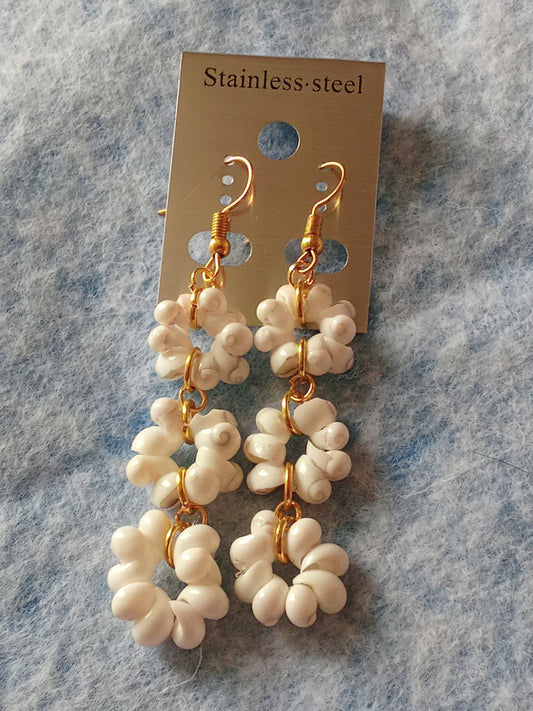 Mongo Shell Lei Earing (White)